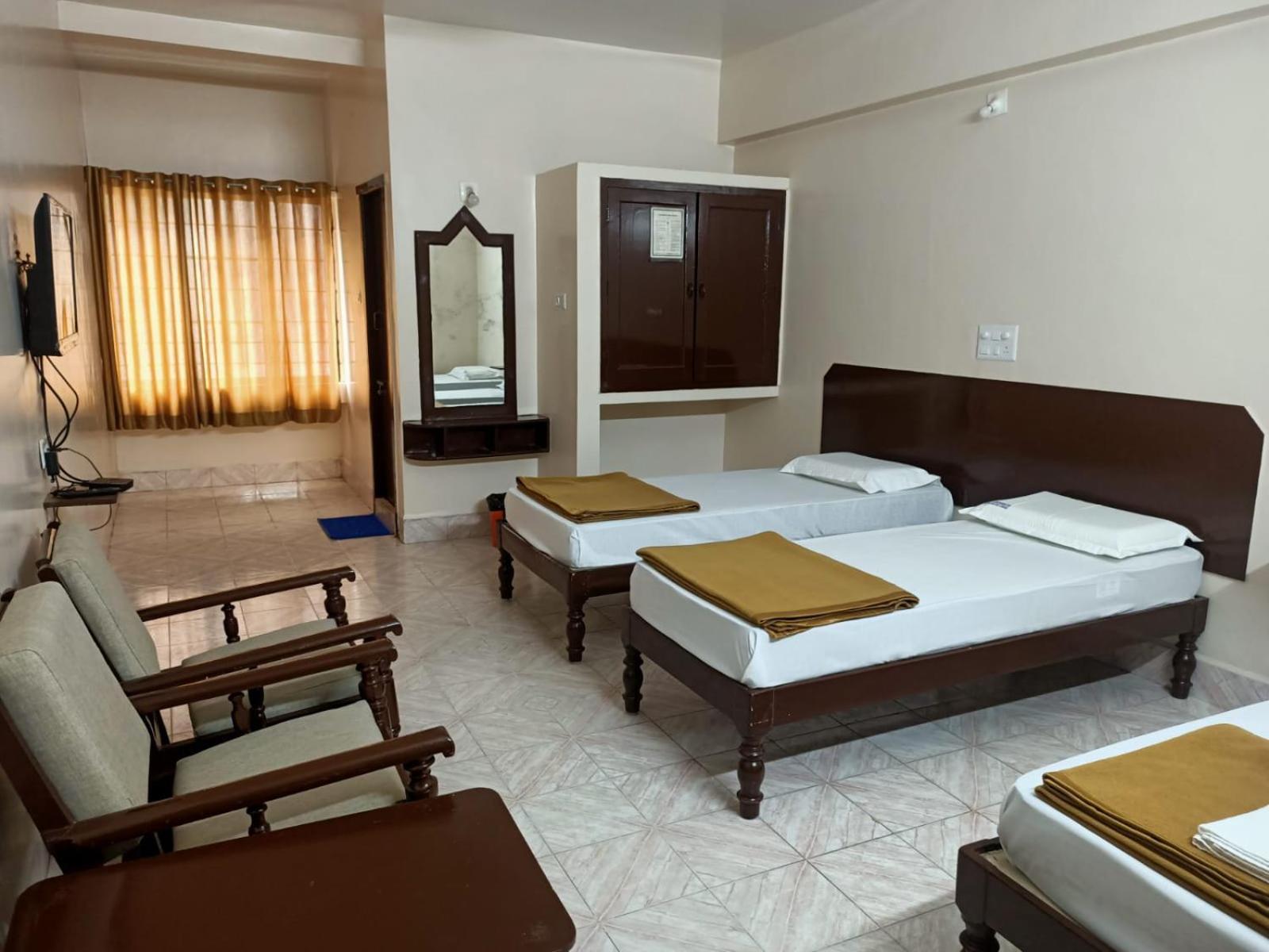 Arihanth Deluxe Lodge Shimoga Exterior foto
