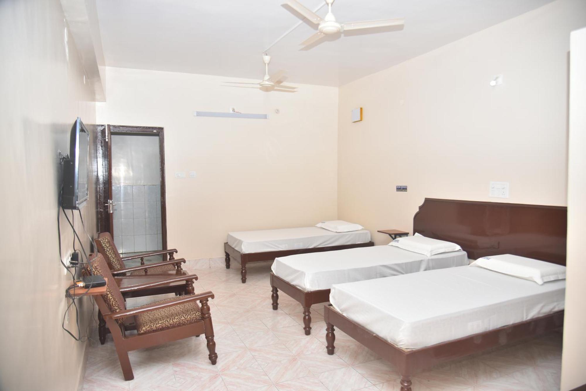 Arihanth Deluxe Lodge Shimoga Exterior foto