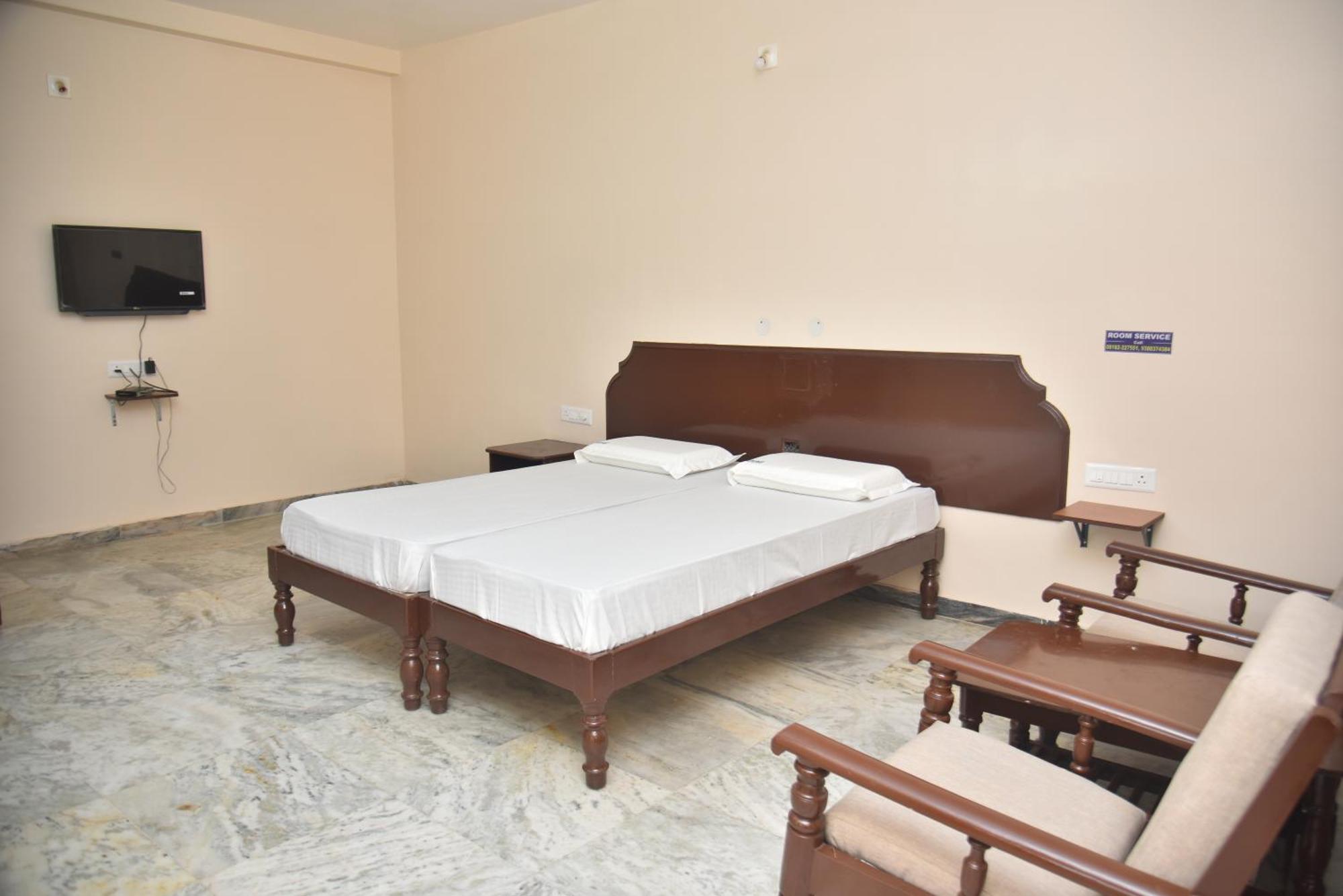 Arihanth Deluxe Lodge Shimoga Exterior foto